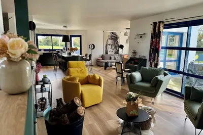Image de Villa \"Le Clos Quistel\" avec piscine et jeu de boules, à 4 km des plages
