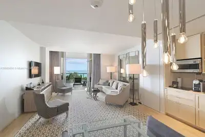 Image de Exquisite Views from 1 Br + Den in 5 Star Beachfront Resort