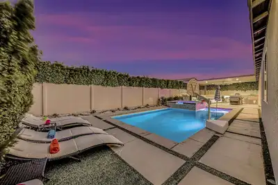 Image de Breezin': Pool, Spa, Billiards, Foosball and more!