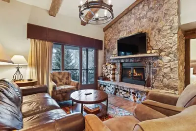 Image de Stylish 2br Condo at The Charter G410 – Ideal Location with Premium Features