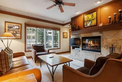 Image de Charming 2br Condo at The Charter A330 with Updated Kitchen & Fireplace!