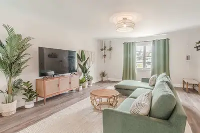 Image de 10 Mins to Beach - 2br Private Pool + Grill