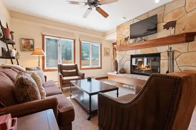 Image de Spacious 2br Condo at The Charter D140 – Prime Location with Modern Updates