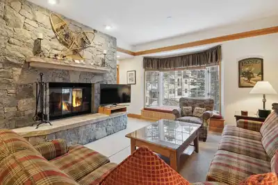 Image de \"Inviting 2br Condo at The Charter C350 – Centrally Located with Classic Appeal