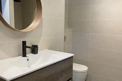 Image de Studio 1 chambre rénové entièrement avec parking privé