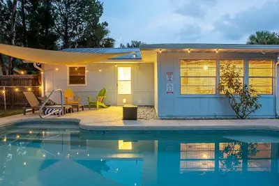 Image de Trendy Home with a Private Salt Water Pool! Prime Location Close to Everything!