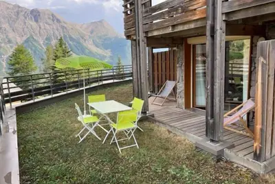 Image de 300m des commerces, Rez-de-chaussée, vue montagne, terrasse, télévision, casier à ski, 40m²