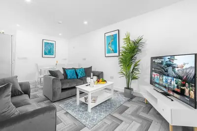 Image de Large House - 10 beds - Parking - Wifi - Smart Tv