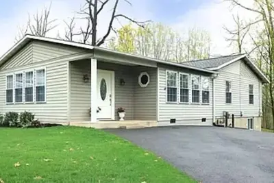 Image de Located minutes from Penn State. . . newly renovated 3 bedroom/2 bathroom home