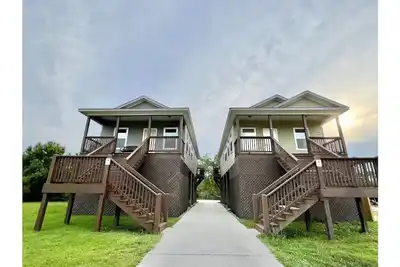 Image de Two homes, yes Both! Waterfront Beach Houses - steps to the lake