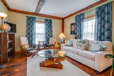 Image de A peaceful refuge on 11 acres with private swimming hole!
