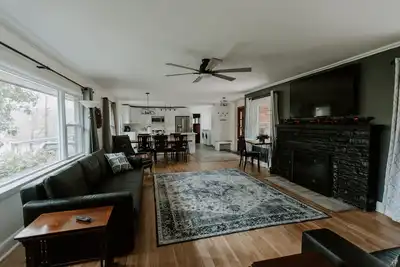 Image de Newly renovated 3br/2ba home in beautiful centrally located neighborhood