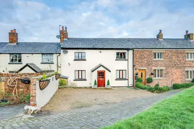 Image de Canal side cottage with hot tub, sky tv and log fire