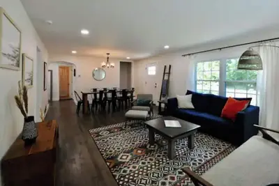Image de Galena House—Gorgeous 6 Br, 10 min to Three Oaks!