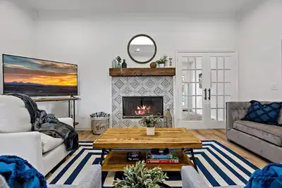 Image de Remodeled 4 bedroom plus office in Downtown Frisco, Texas.