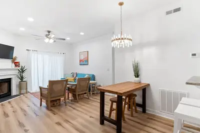 Image de Beach/City Escape 1 bed 1 bath condo with pool!
