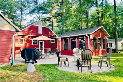 Image de The \"Chain\" Reaction Retreat brings the boat landing to your backyard