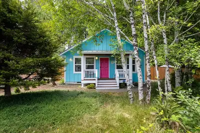 Image de Cheerful coastal cottage w/hot tub - 2 min walk from the beach!