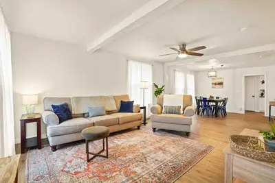 Image de Walking distance to shops, restaurants, bars & more!