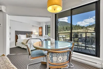 Image de Best Location! Stunning Mountain Views, Ski-in/Ski-out, Base of both lifts! â›·đźš