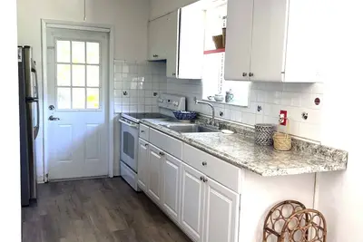Image de Cozy Bungalow - 5 mins from beach and Fll airport- sleeps 4–5