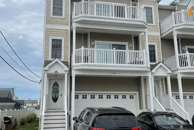 Image de Wildwood vacation home by the Bay. Prime Location on a Beautiful Street!