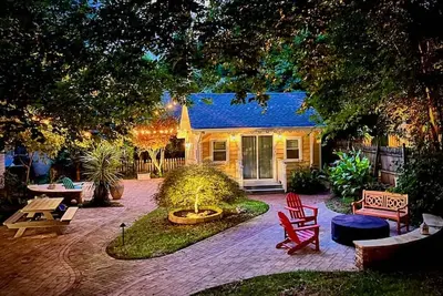 Image de Charming Yellow Cottage in Dilworth!