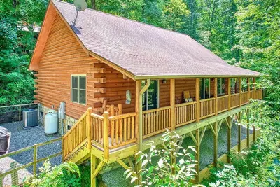 Image de Log Cabin in a Gated Community! Wifi. Fire Pit w/ wood provided! Pet-friendly