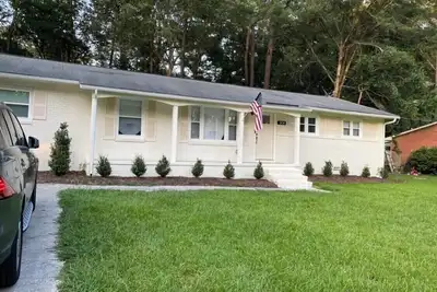 Image de Family size house 10 Minutes from Downtown Summerville.