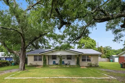Image de Blues Bungalow! Minutes to the Beach, Shopping, & Downtown!