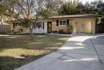 Image de 2/1 with Huge Backyard -- Pet Paradise--20 min from Beaches