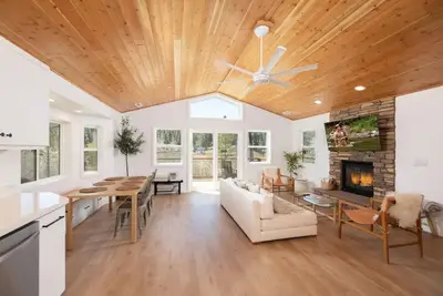 Image de Luxury Custom Cabin, Open Concept with Slope Views