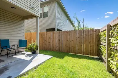 Image de Cozy, New & Spacious Townhome Near Lsu