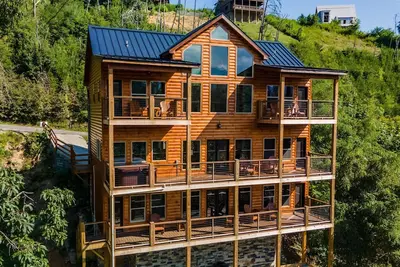 Image de Beautiful 5 bedroom cabin with en suites, mountain views, and pool access.