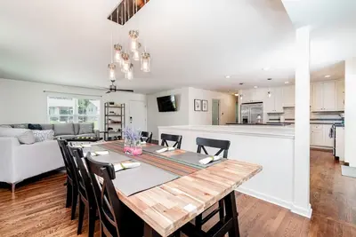 Image de Bright & open | family & pets | fenced yard, deck