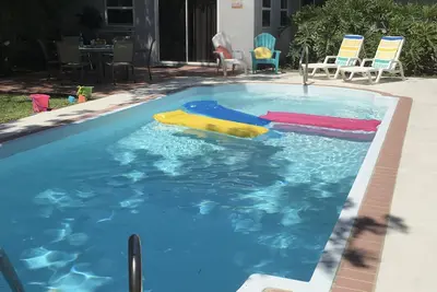 Image de Tropical Haven - 3br/2ba - 15'x30' Private Pool! - near Beach. - Spring Deal! !