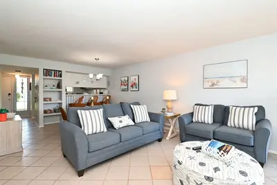 Image de Premier Corner Location! ! Updated First Floor 2/2! Call Today, Fall Dates Available!