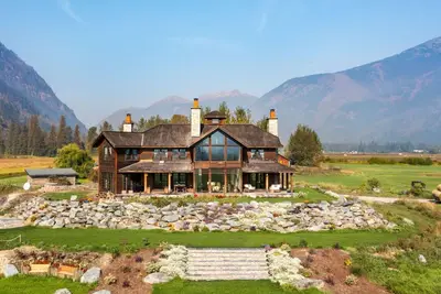 Image de Luxury 4-bed house on 135 acre farm in stunning Pemberton Meadows
