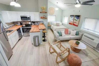 Image de 1316 Iowa St. · [S] Cozy Studio for a Peaceful Lawrence Getaway!