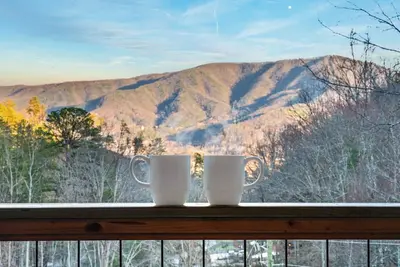 Image de 🛁Hot-Tub• 🗻Mountain Views• 🎮Game Room• 🍿Theatre• 🍸Speakeasy• 🛏️Sleeps 21