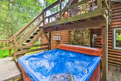 Image de Secluded & Quiet Pocono Mountain Cabin w\/ Hot Tub!