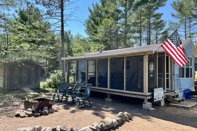 Image de Parkmodel cabin w screened porch in campground on bike trail.