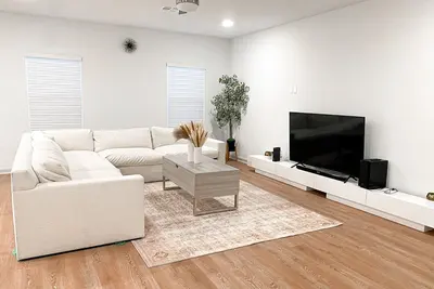 Image de Spacious & Modern Home in Smtx-10 Mins to Dt/ Txst