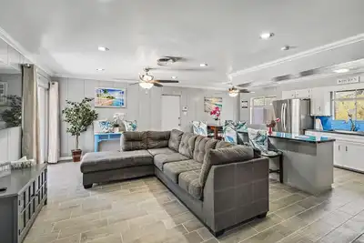 Image de Pet&Family-Friendly | Newly Remodeled 4br/2ba house | @Downtown& 8 mins to beach