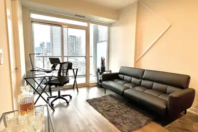 Image de Kick back and relax in this modern, stylish space in downtown 15m from the beach