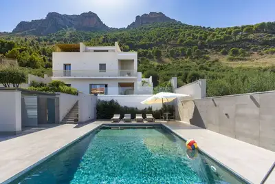 Image de Villa design avec piscine privée et vue sur la mer