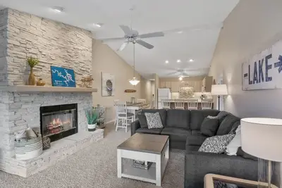 Image de Lazy Days Escape - Top Floor Waterfront Condo w/ Screened Deck!