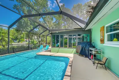Image de Canal-Front Outdoor Oasis: Home in Crystal Water