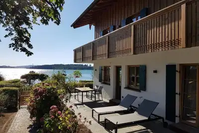 Image de Garden Suite with cozy eat-in kitchen and lake view