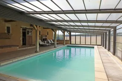 Image de Maison de charme avec piscine intérieure, grand jardin, et paysages magnifiques en pleine campagne